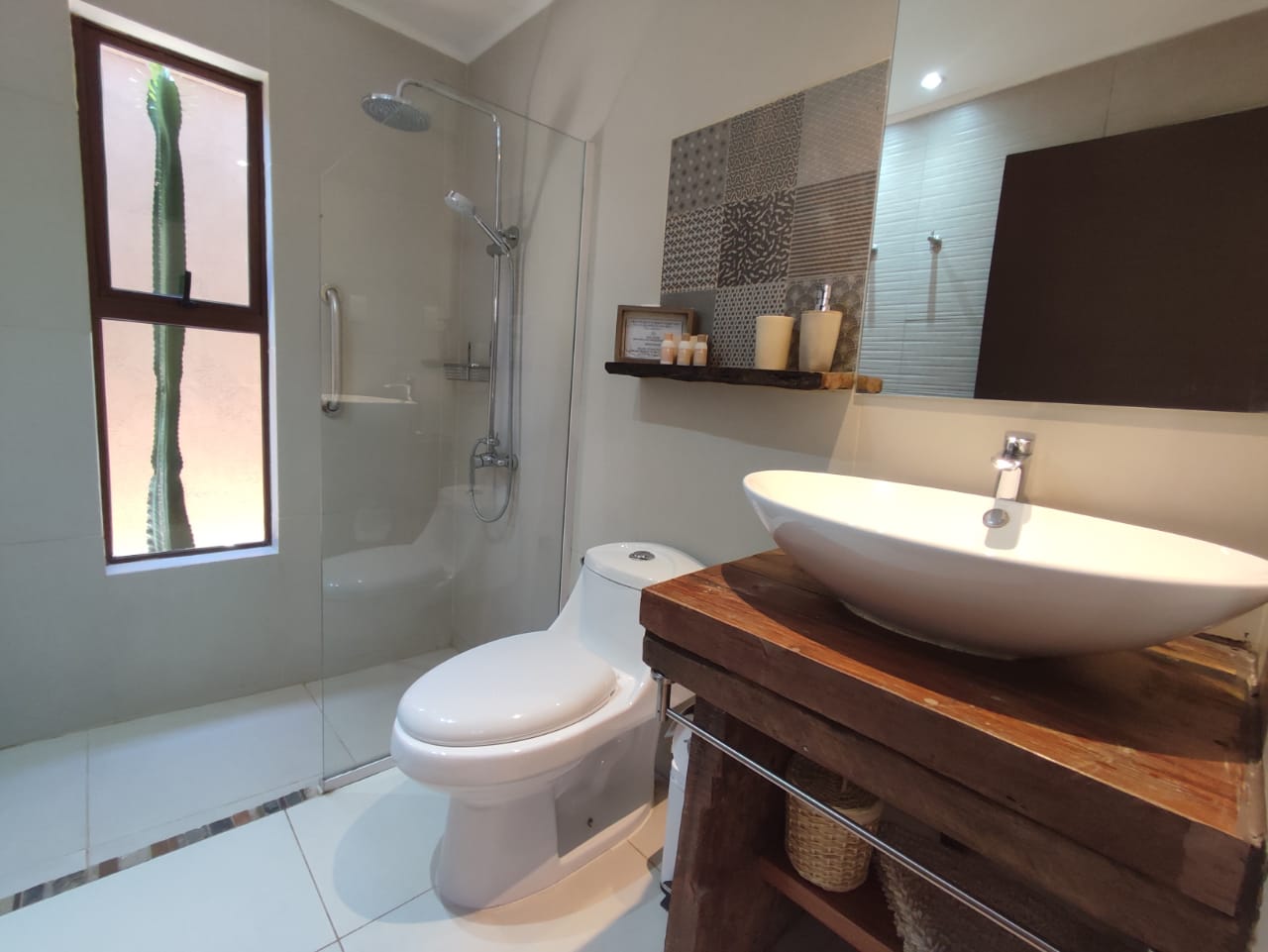 Baño privado moderno con amenities premium en UMA Elqui