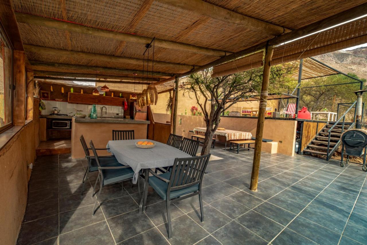 Comedor con terraza y vista panorámica en UMA Elqui, ideal para desayunos y cenas románticas