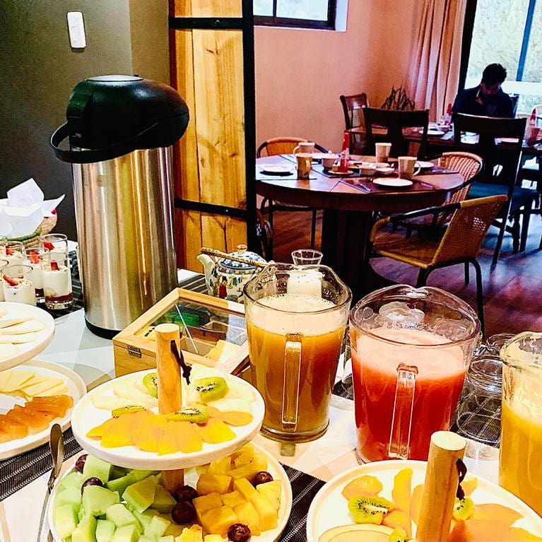 Desayuno gourmet servido en UMA Elqui con ingredientes frescos locales