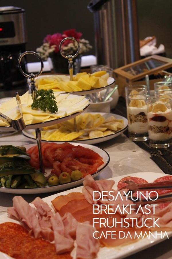 Desayuno en terraza de UMA Elqui con vista a la naturaleza del valle