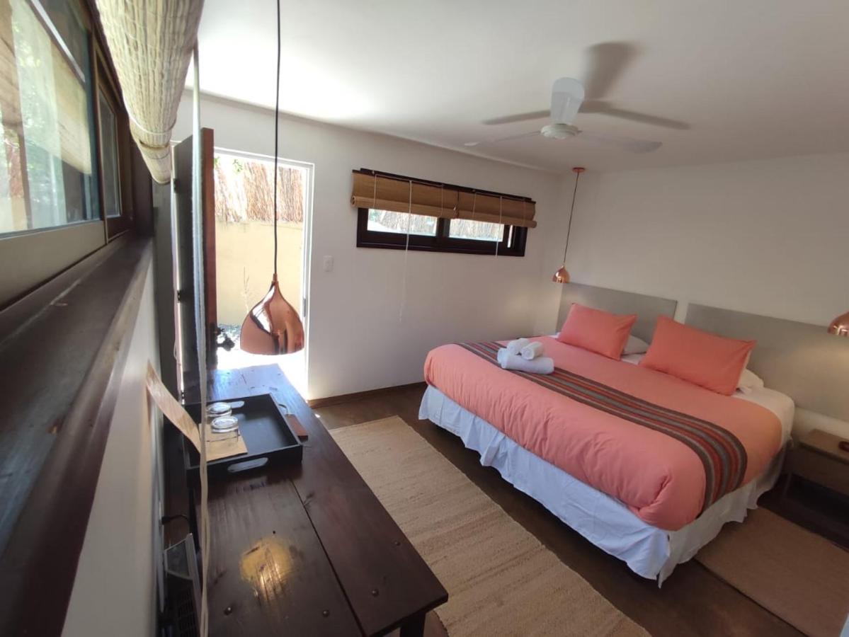 Habitación premium con cama king y vista panorámica en UMA Elqui