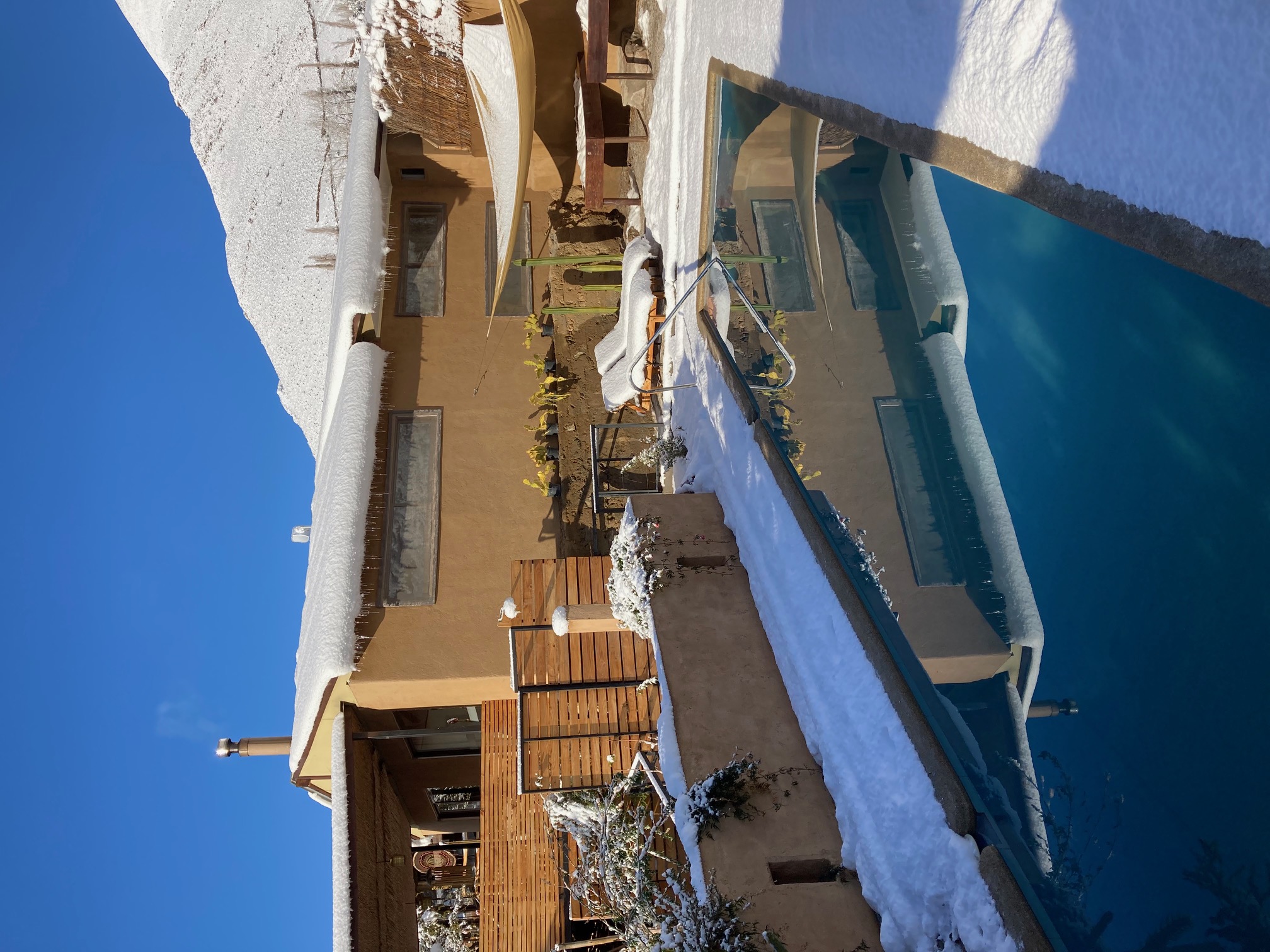 Piscina exterior de UMA Elqui con paisaje nevado, experiencia única en el Valle del Elqui