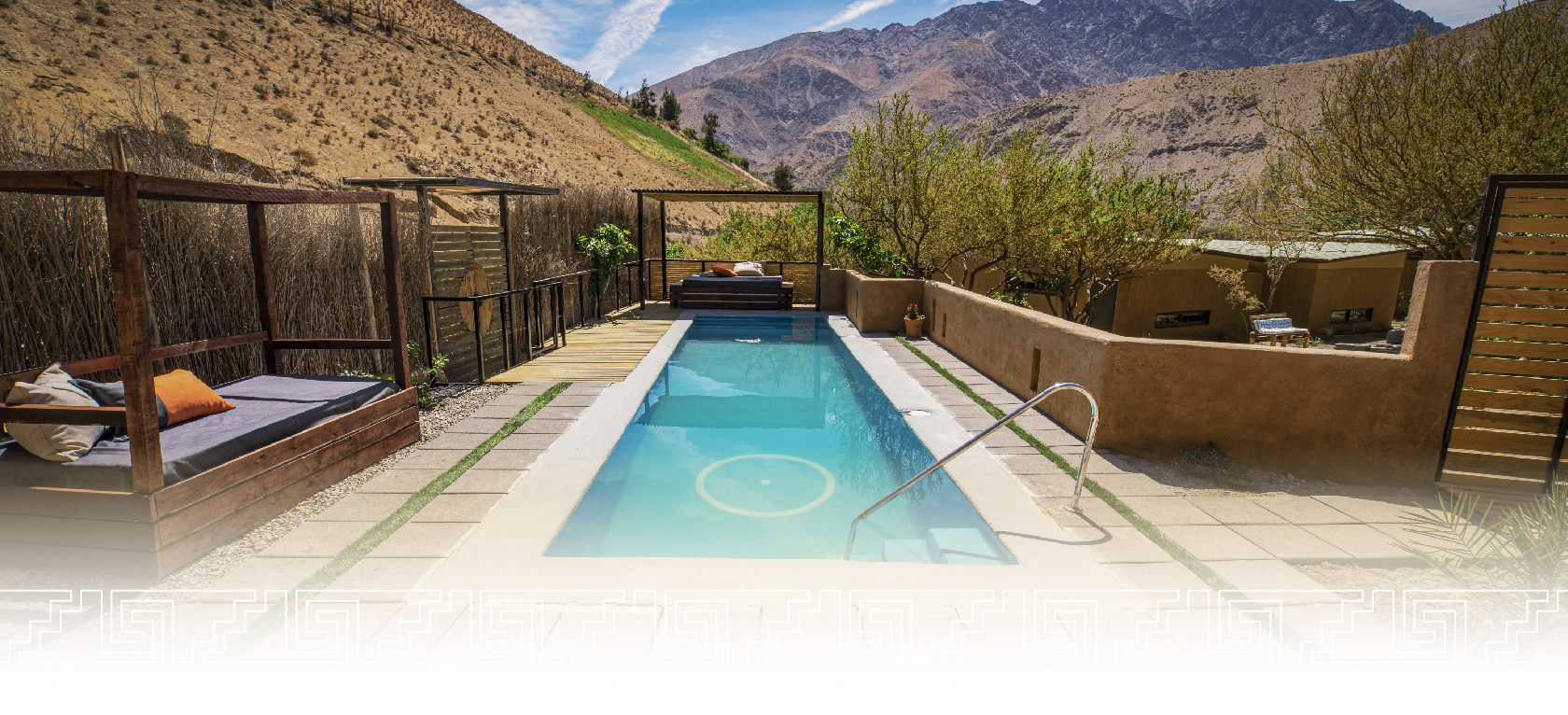 Piscina al aire libre de UMA Elqui con vista a las montañas del Valle del Elqui, Chile Travel