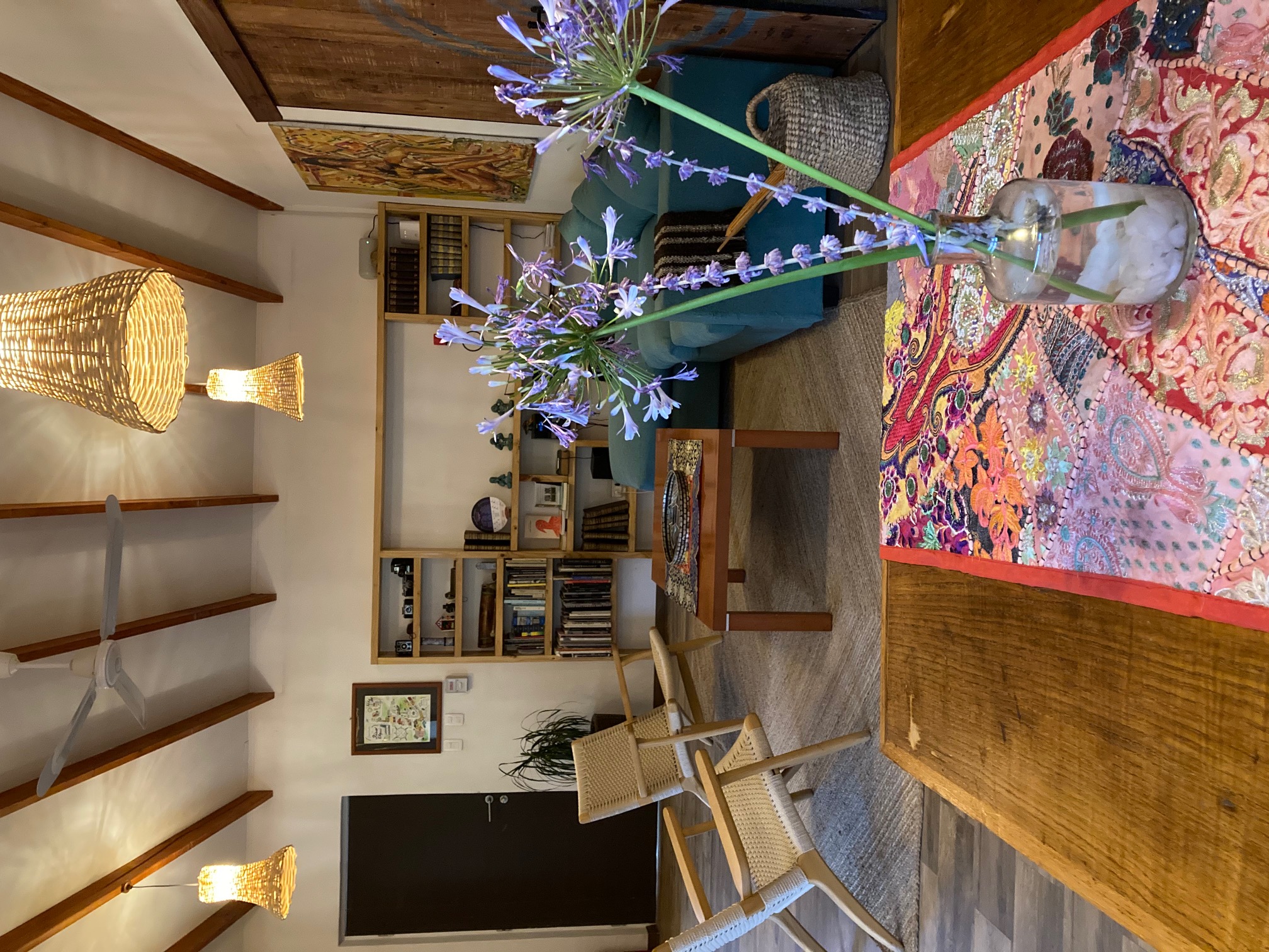 Salón acogedor de UMA Elqui, ideal para reuniones y momentos de descanso